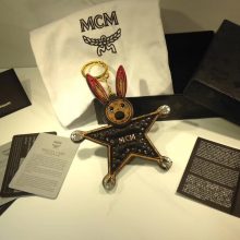 广州白云皮具城 MCM朋克兔星星挂饰 土黄