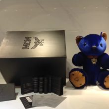 广州白云皮具城 MCM手工缝制玩具小熊 电光蓝