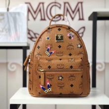 MCM新款 幻想兔双肩背包 时尚个性通体饰有色彩缤纷的幻想兔图案 土黄