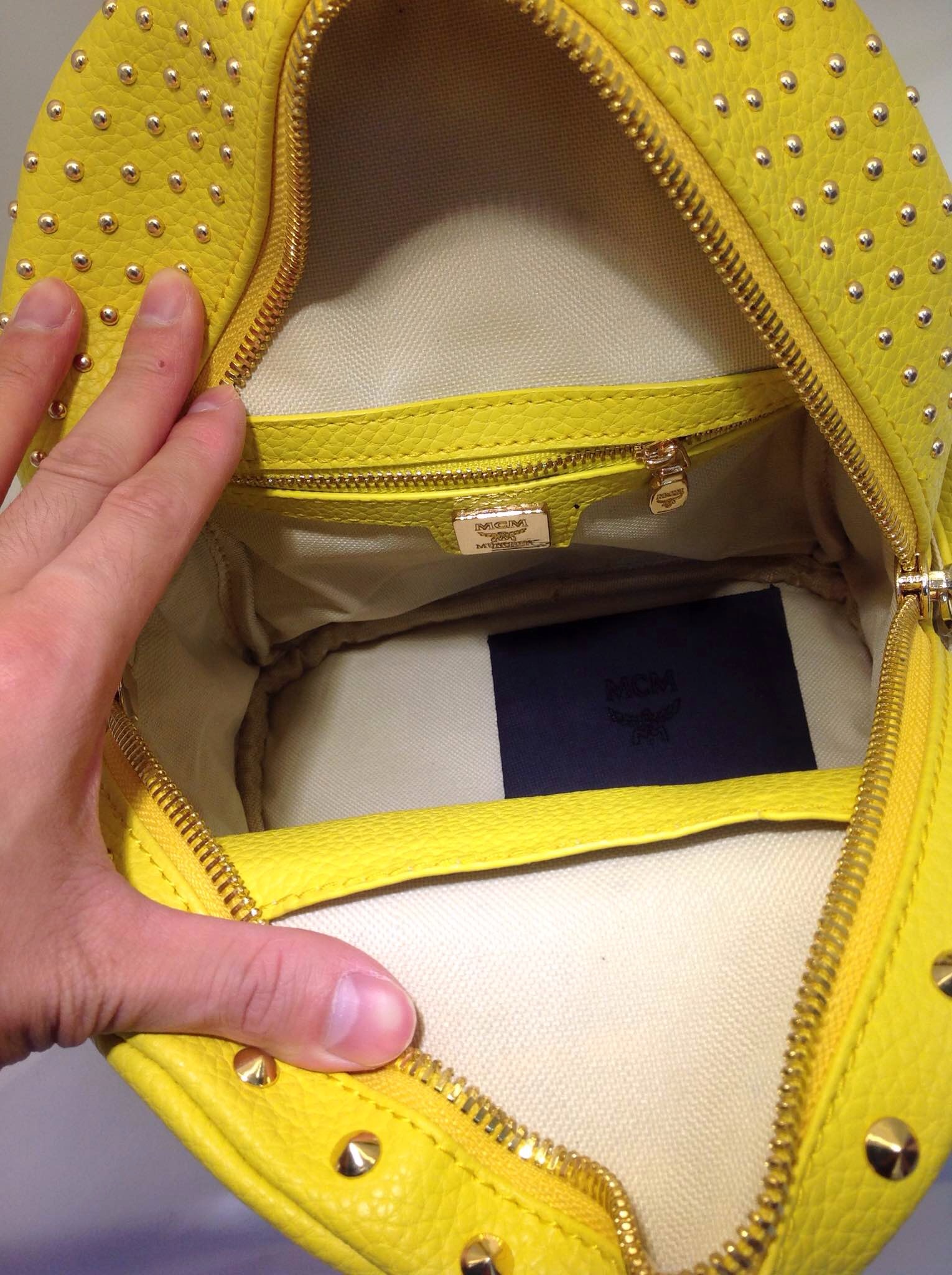 MCM女士背包 正品品质斜挎包 柠檬黄 进口原版皮