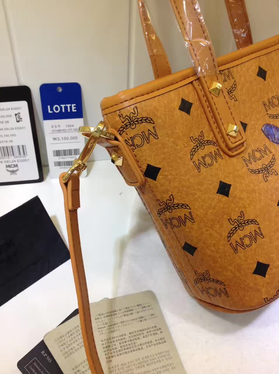 MCM包包批发 2017专柜新款 兔子购物袋造型mini斜挎包 土黄