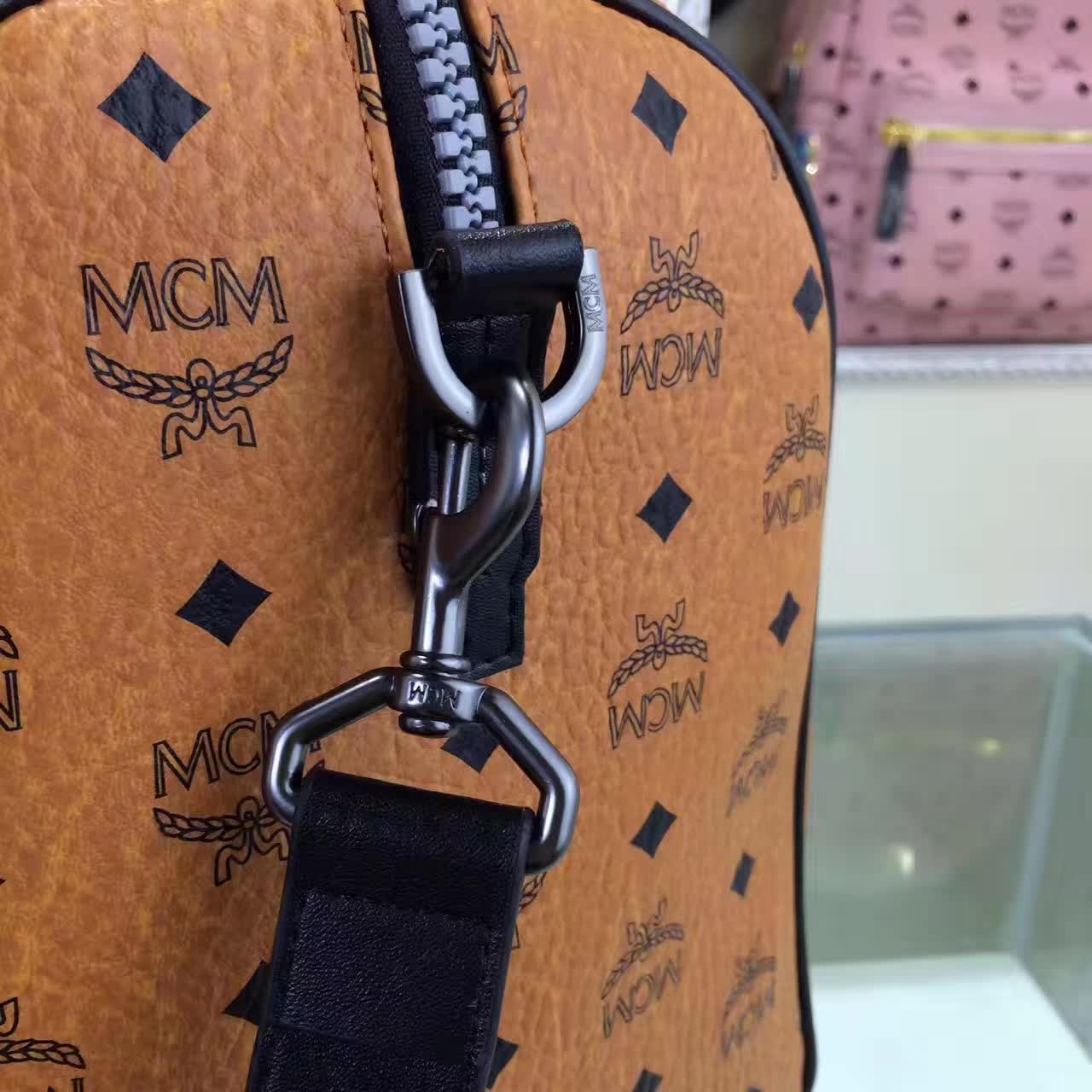 MCM男包 Nomad系列旅行袋 PVC配牛皮内里猪皮 铜牌独立编码 土黄