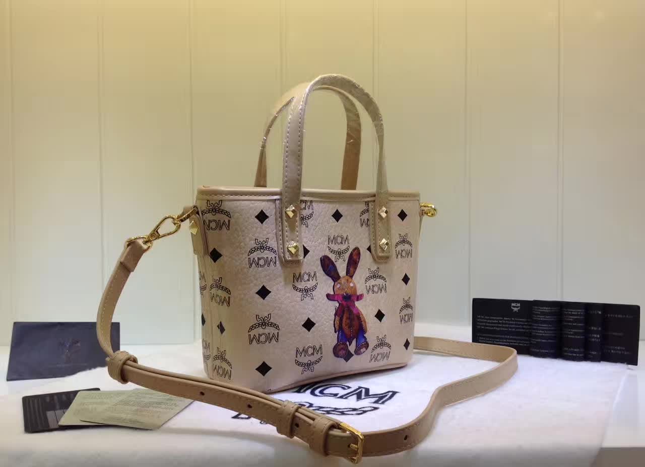 MCM包包批发 2017专柜新款 兔子购物袋造型mini斜挎包 米白