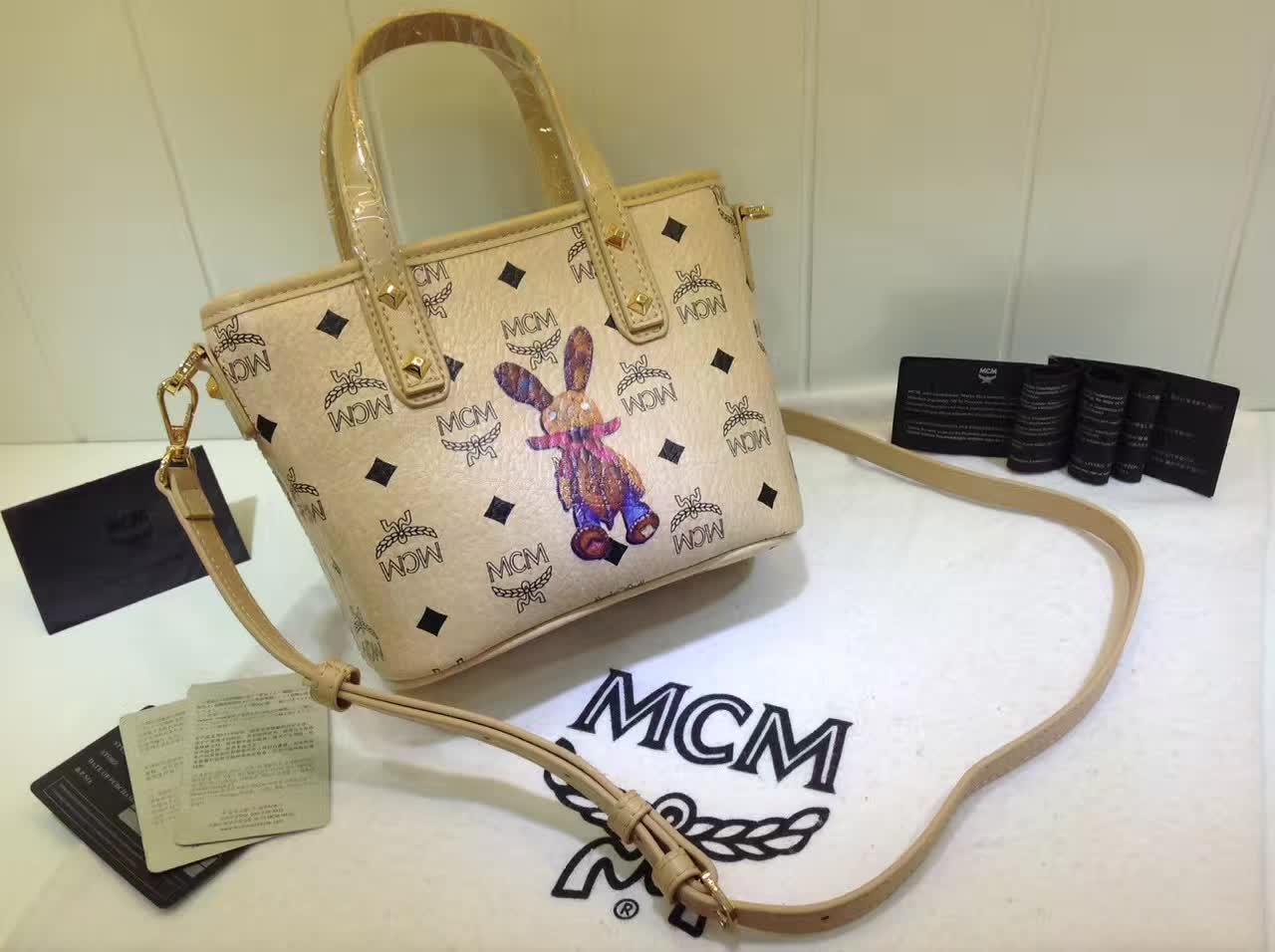 MCM包包批发 2017专柜新款 兔子购物袋造型mini斜挎包 米白
