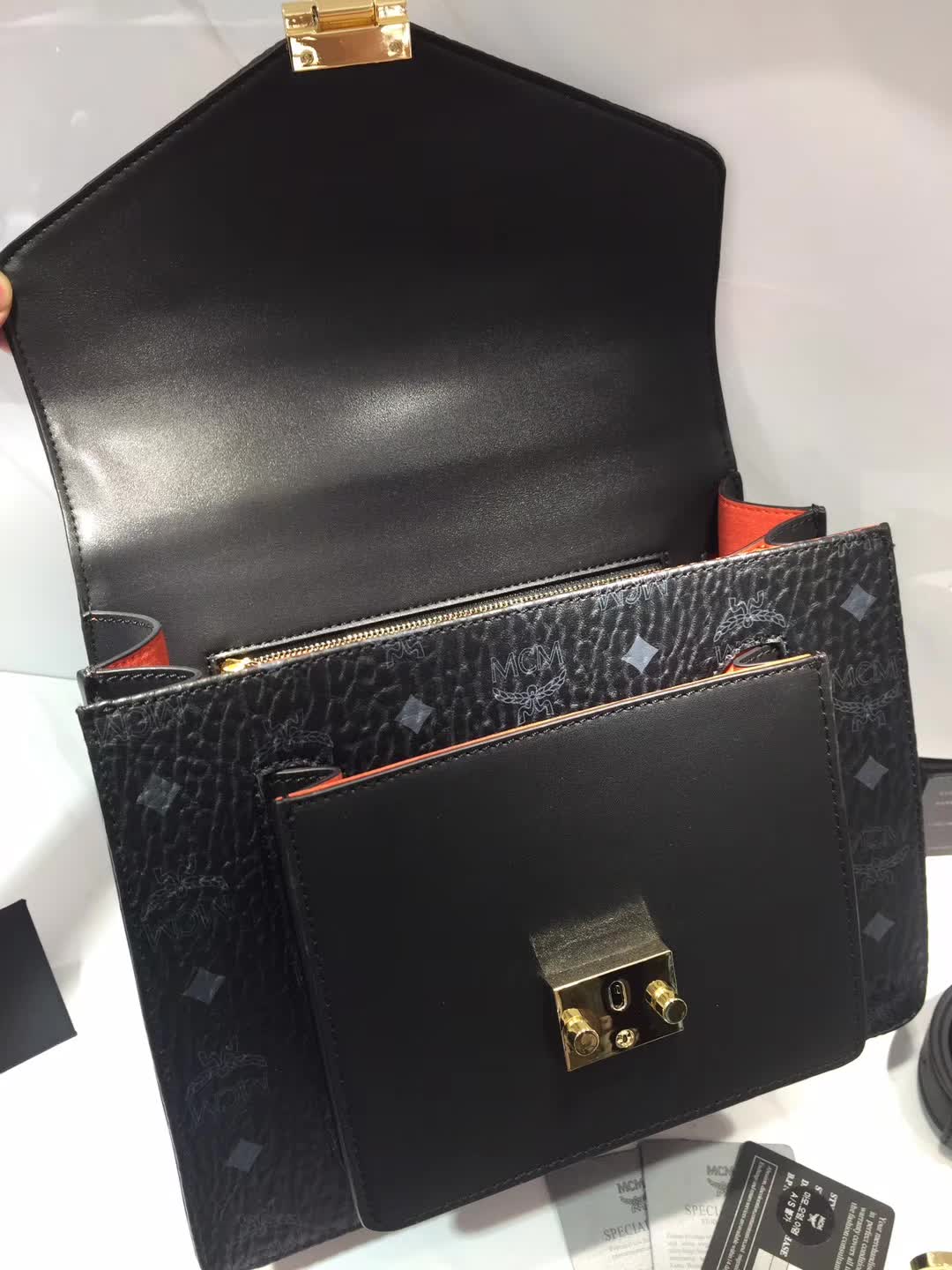 MCM官网2018新款 Patricia系列口袋款邮差包风琴包 外观独特 黑色