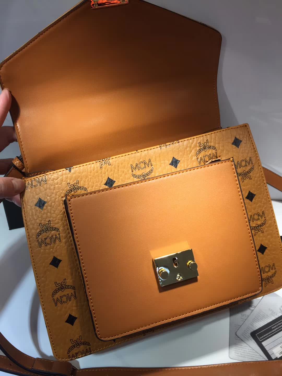 MCM官网2018新款 Patricia系列口袋款邮差包风琴包 外观独特 土黄