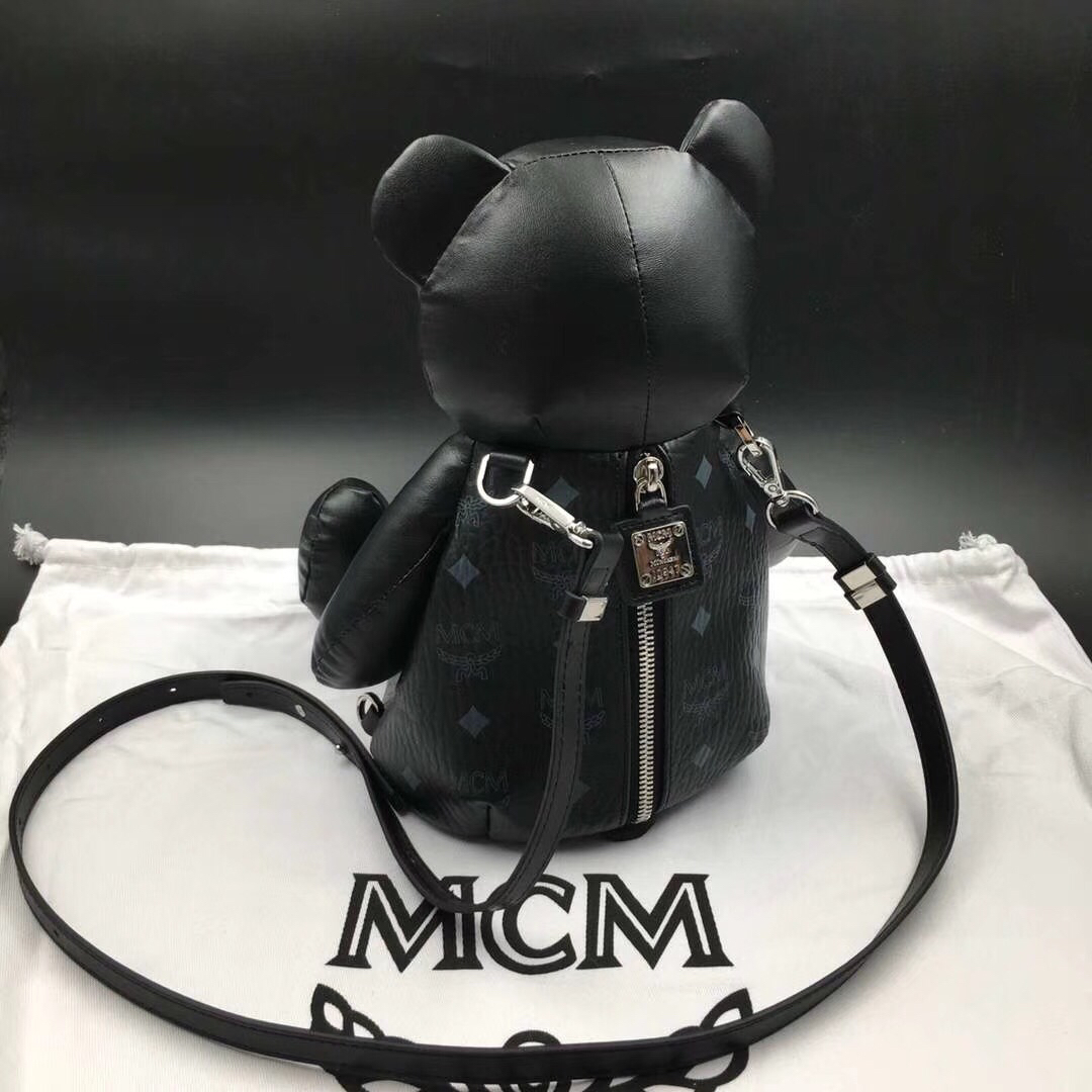 MCM官网同步 Bear Doll熊娃娃系列斜跨双肩背包 优雅好玩 黑色