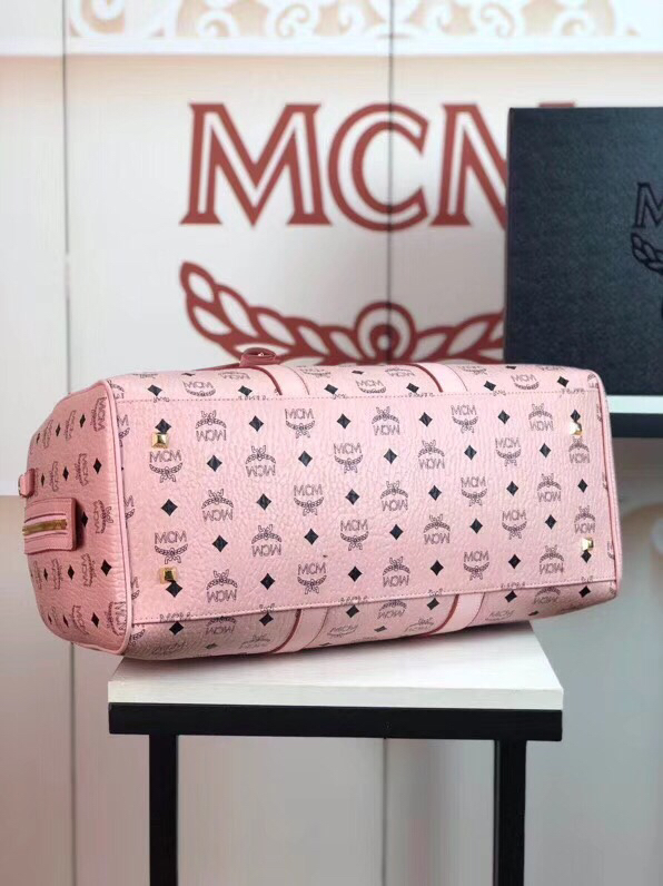 MCM包包批发 Traveler Visetos周末旅行包 耐用的Visetos印花涂层帆布与粘合衬里制成 冰激凌粉