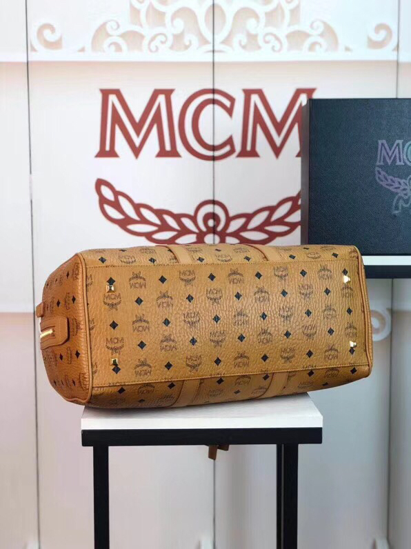 MCM包包批发 Traveler Visetos周末旅行包 耐用的Visetos印花涂层帆布与粘合衬里制成 土黄