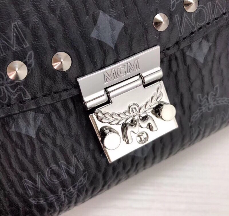 MCM MILLIE VISETOS铆钉斜挎包 采用经典印花涂层帆布制成 镶上铆钉的折叠顶部翻盖设计 黑色