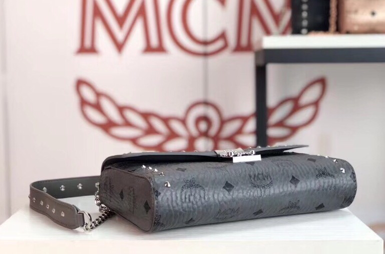 MCM MILLIE VISETOS铆钉斜挎包 采用经典印花涂层帆布制成 镶上铆钉的折叠顶部翻盖设计 深空灰