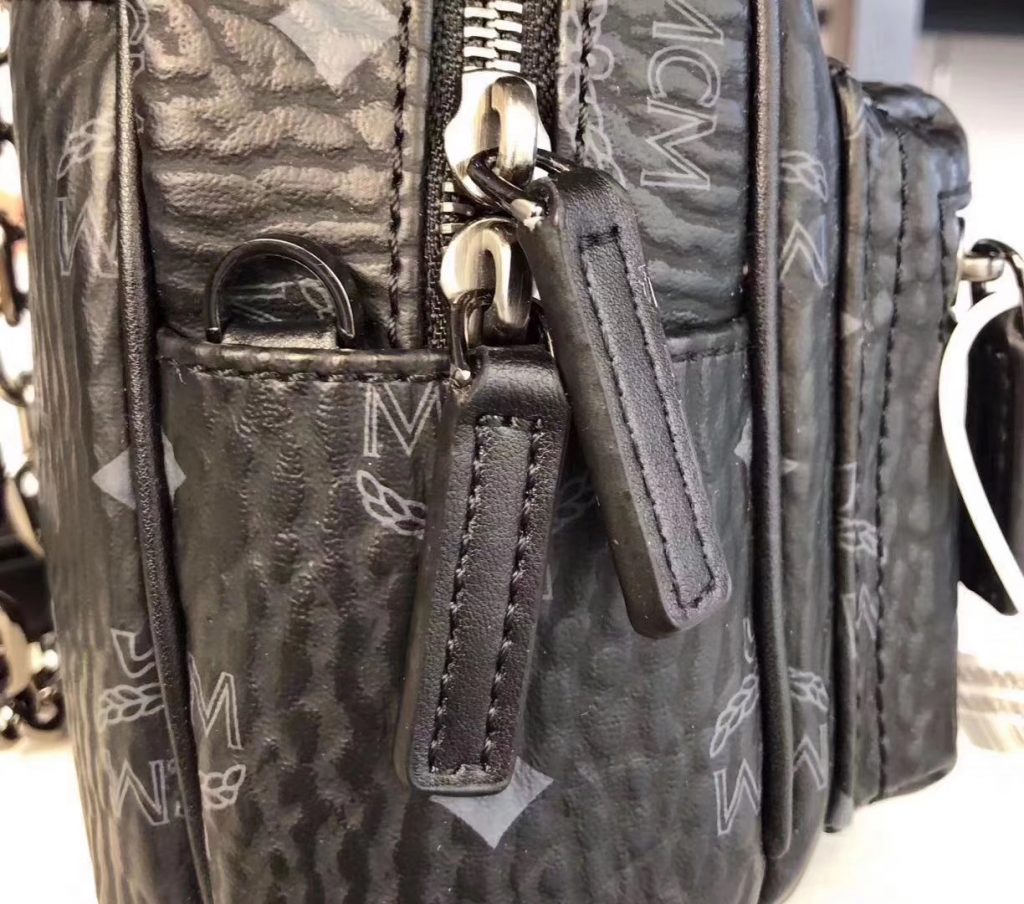 MCM 2019 新款 Essential X-mini 单肩/斜挎包（黑色）采用 MCM标志性Visetos印花设计 配有多功能肩带 可斜挎或手拎使用