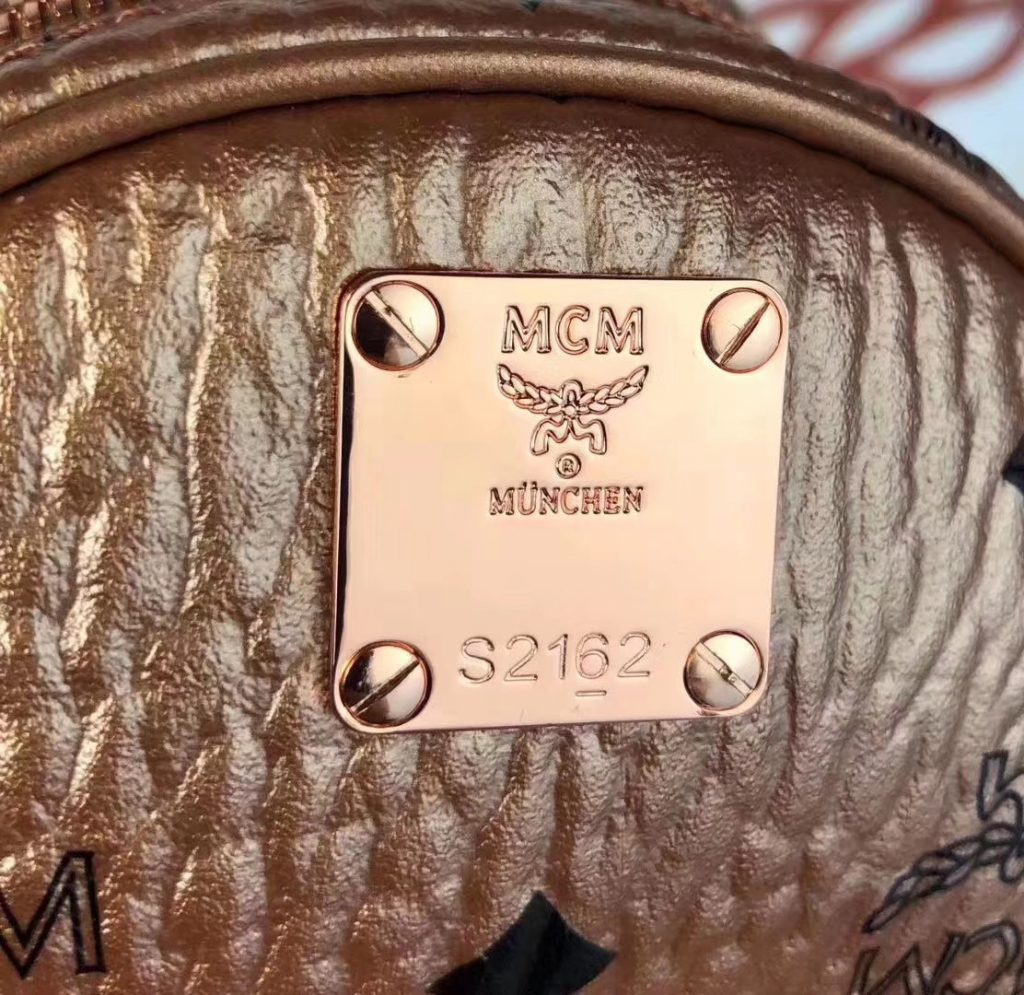 MCM 2019 新款 Essential X-mini 单肩/斜挎包（香槟金）采用 MCM标志性Visetos印花设计 配有多功能肩带 可斜挎或手拎使用