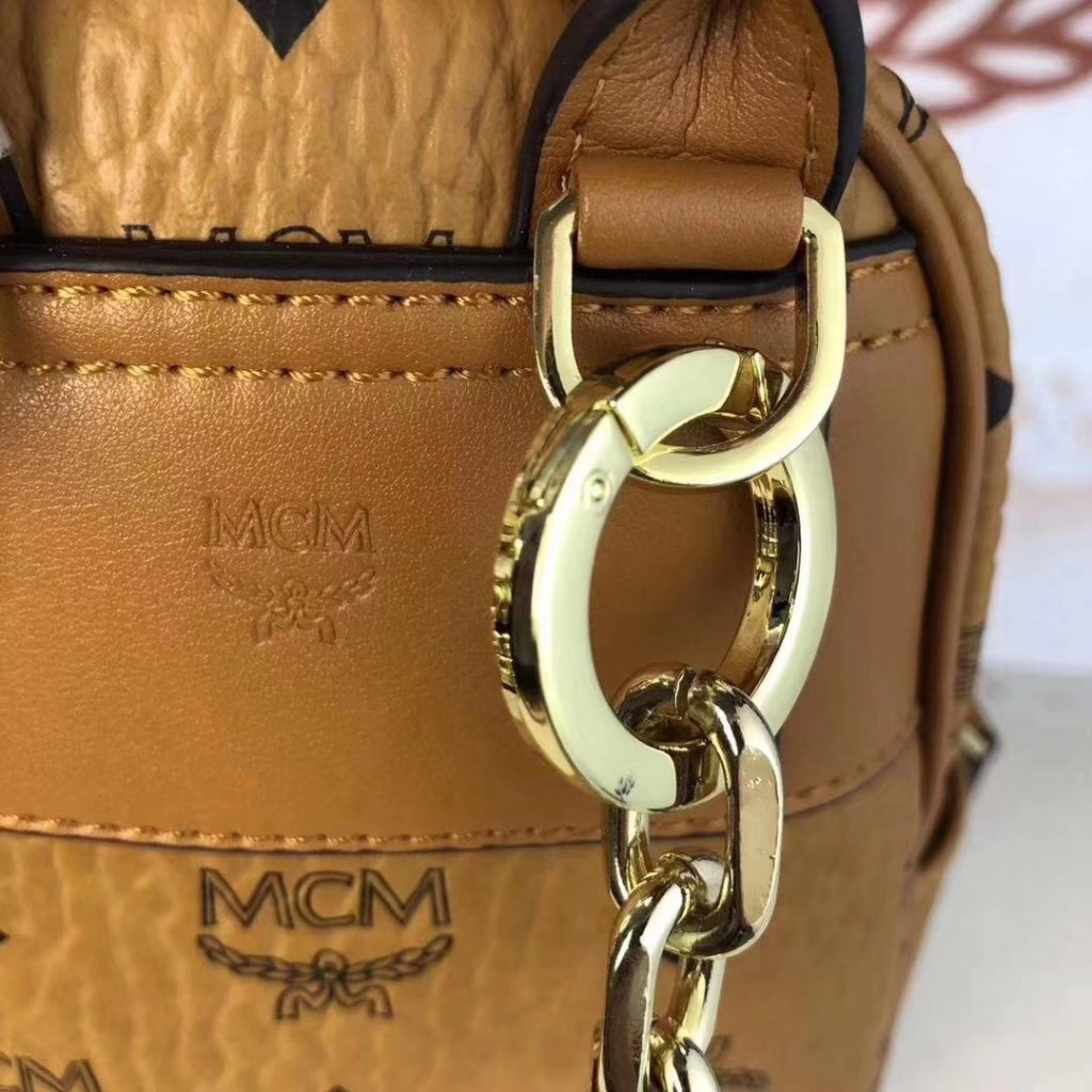 MCM 2019 新款 Essential X-mini 单肩/斜挎包（土黄）采用 MCM标志性Visetos印花设计 配有多功能肩带 可斜挎或手拎使用