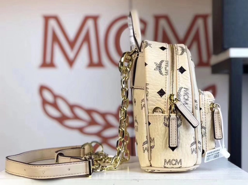 MCM 2019 新款 Essential X-mini 单肩/斜挎包（米白）采用 MCM标志性Visetos印花设计 配有多功能肩带 可斜挎或手拎使用