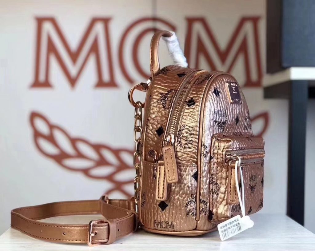 MCM 2019 新款 Essential X-mini 单肩/斜挎包（香槟金）采用 MCM标志性Visetos印花设计 配有多功能肩带 可斜挎或手拎使用