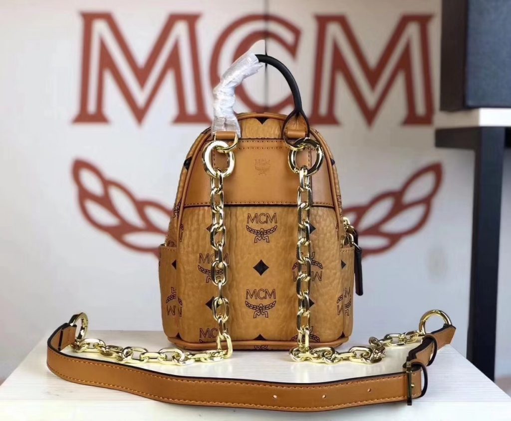 MCM 2019 新款 Essential X-mini 单肩/斜挎包（土黄）采用 MCM标志性Visetos印花设计 配有多功能肩带 可斜挎或手拎使用