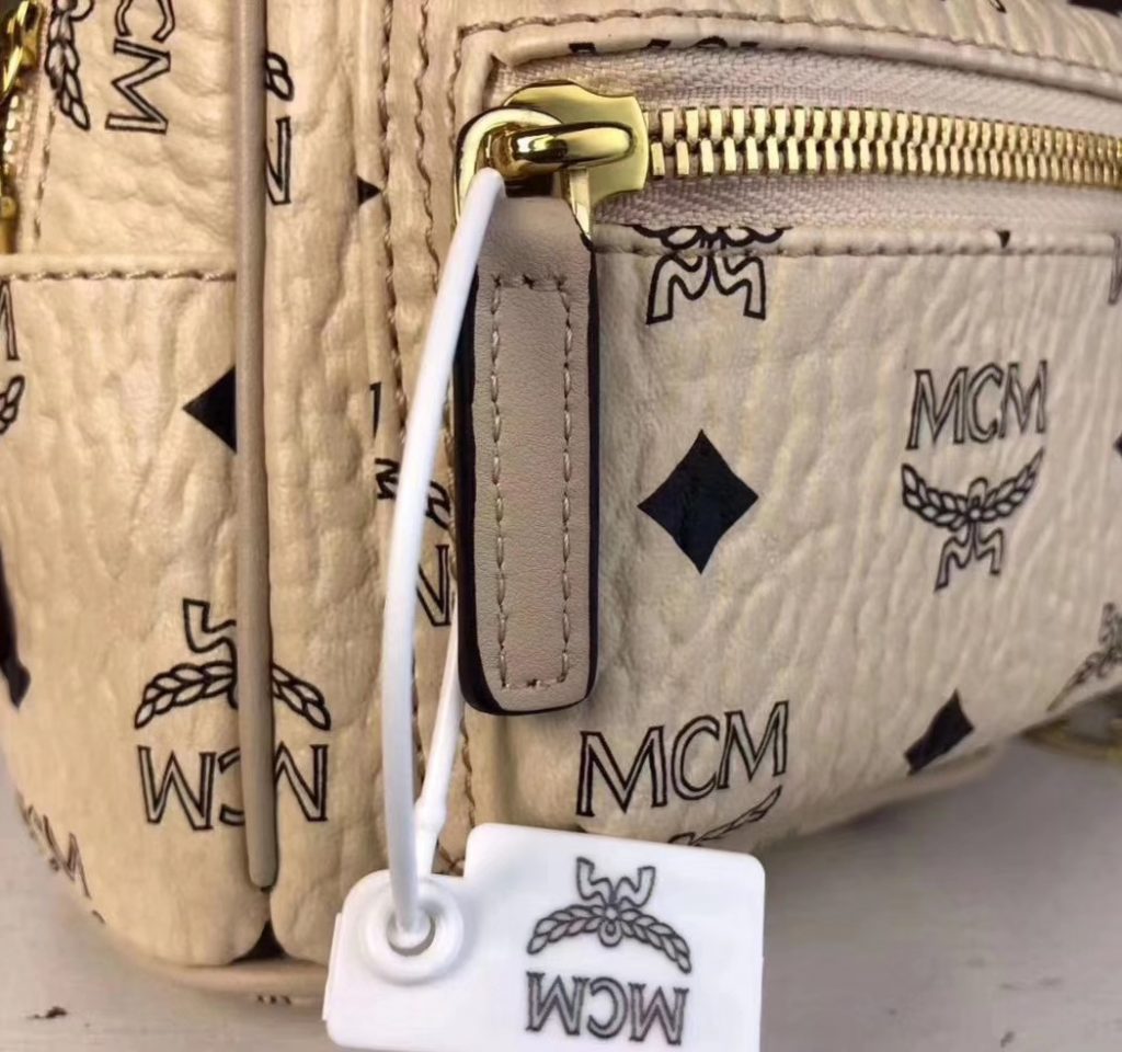 MCM 2019 新款 Essential X-mini 单肩/斜挎包（米白）采用 MCM标志性Visetos印花设计 配有多功能肩带 可斜挎或手拎使用