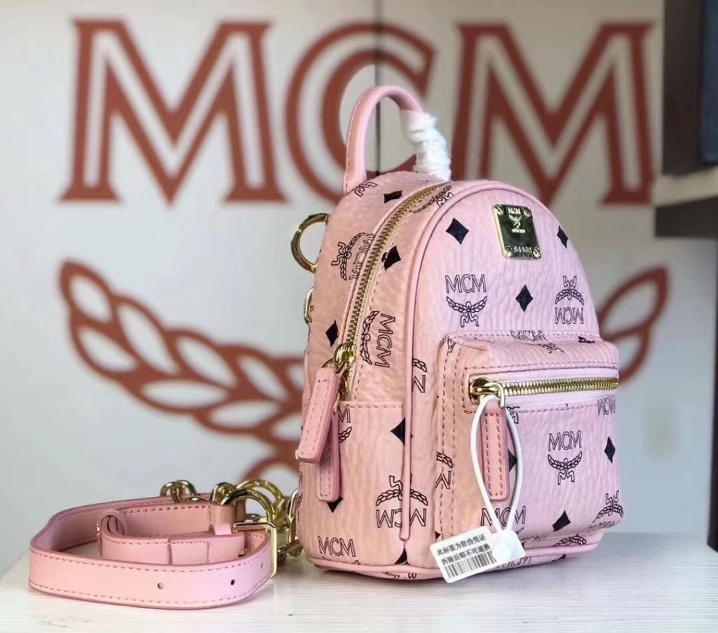 MCM 2019 新款 Essential X-mini 单肩/斜挎包（冰激凌粉）采用 MCM标志性Visetos印花设计 配有多功能肩带 可斜挎或手拎使用