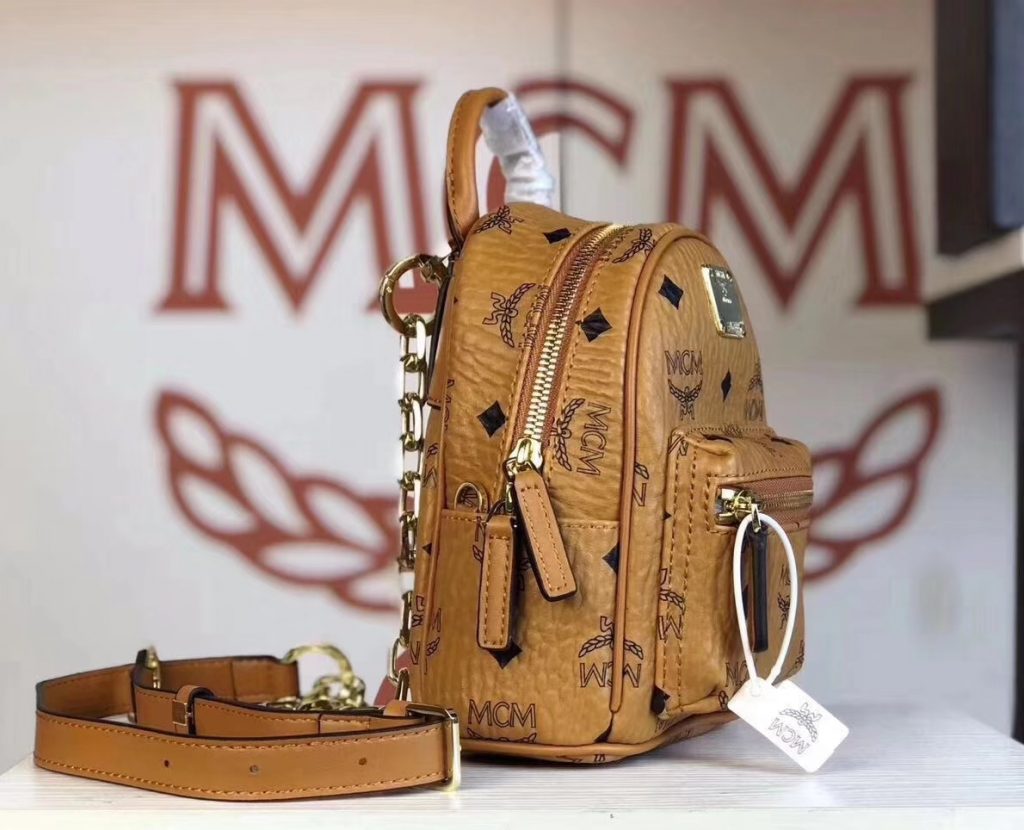 MCM 2019 新款 Essential X-mini 单肩/斜挎包（土黄）采用 MCM标志性Visetos印花设计 配有多功能肩带 可斜挎或手拎使用