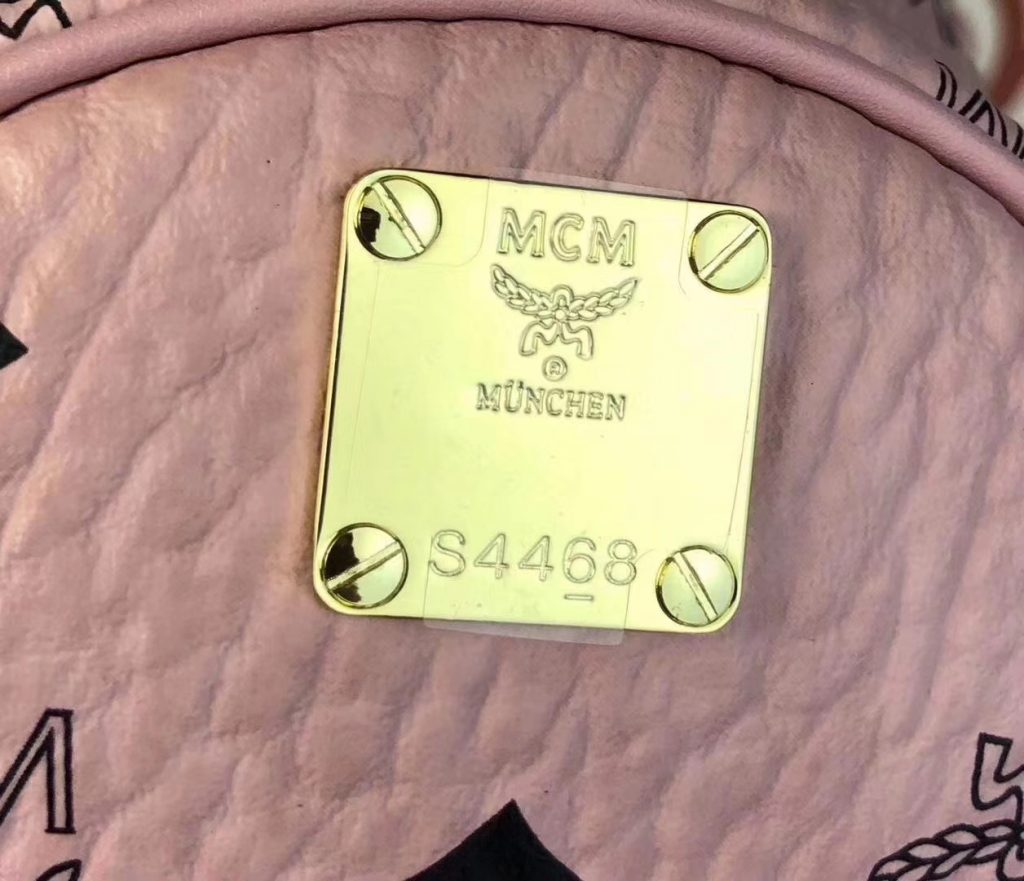 MCM 2019 新款 Essential X-mini 单肩/斜挎包（冰激凌粉）采用 MCM标志性Visetos印花设计 配有多功能肩带 可斜挎或手拎使用