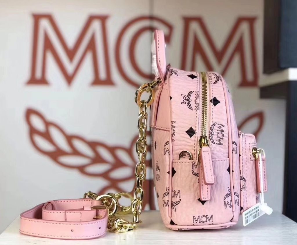 MCM 2019 新款 Essential X-mini 单肩/斜挎包（冰激凌粉）采用 MCM标志性Visetos印花设计 配有多功能肩带 可斜挎或手拎使用