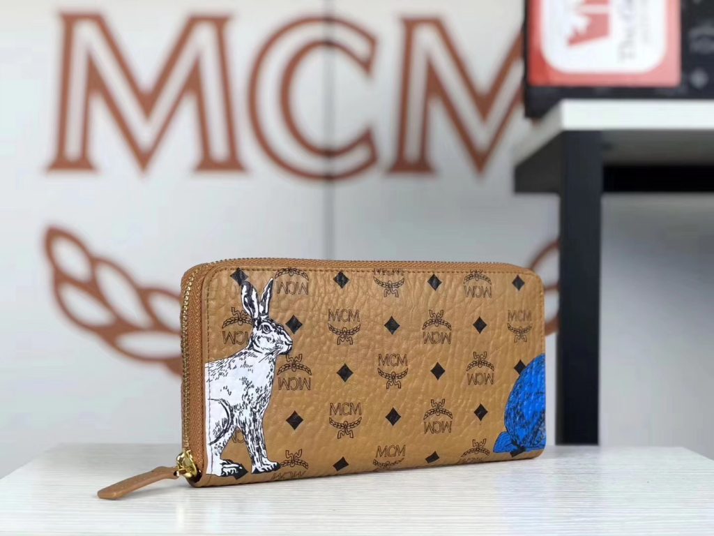 MCM 19秋冬新款 Rabbit 捉迷藏兔子拉链钱包（土黄）以潮流风格为设计理念