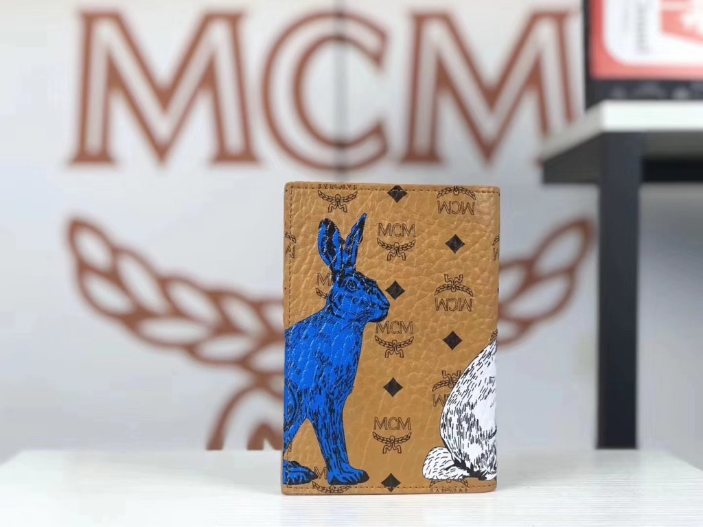 MCM Rabbit捉迷藏兔子 护照夹（土黄）以潮流风格为设计理念 3D丝印 出门旅游必备品