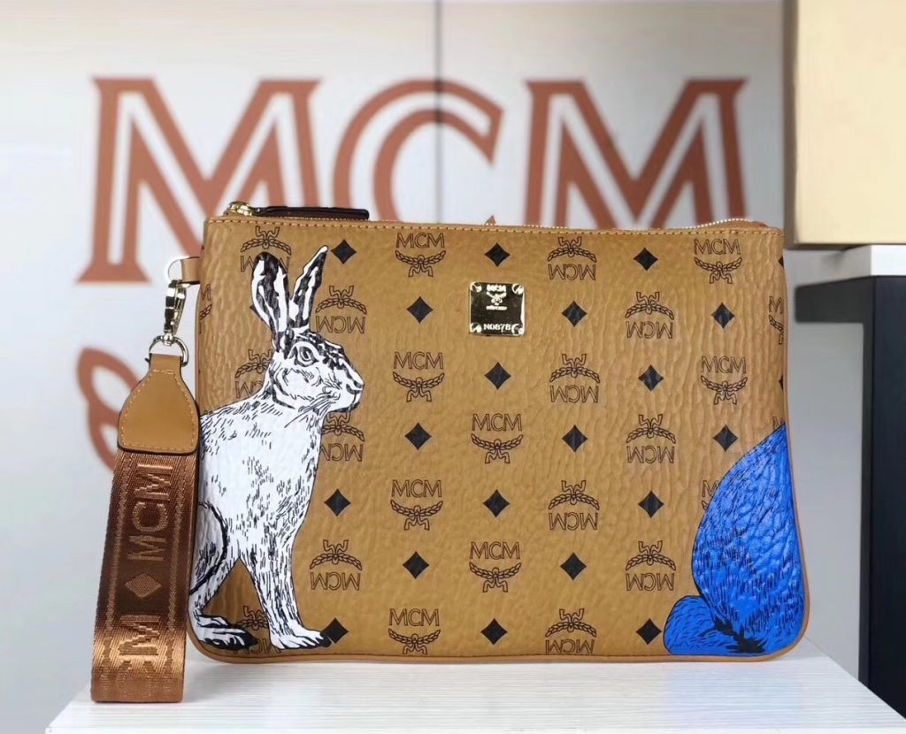 MCM 秋冬新款 Rabbit捉迷藏兔子 手拿包/腕包 （土黄）时尚百搭拉链款 简约方形设计 LOGO印花为底 可爱兔子图案印花