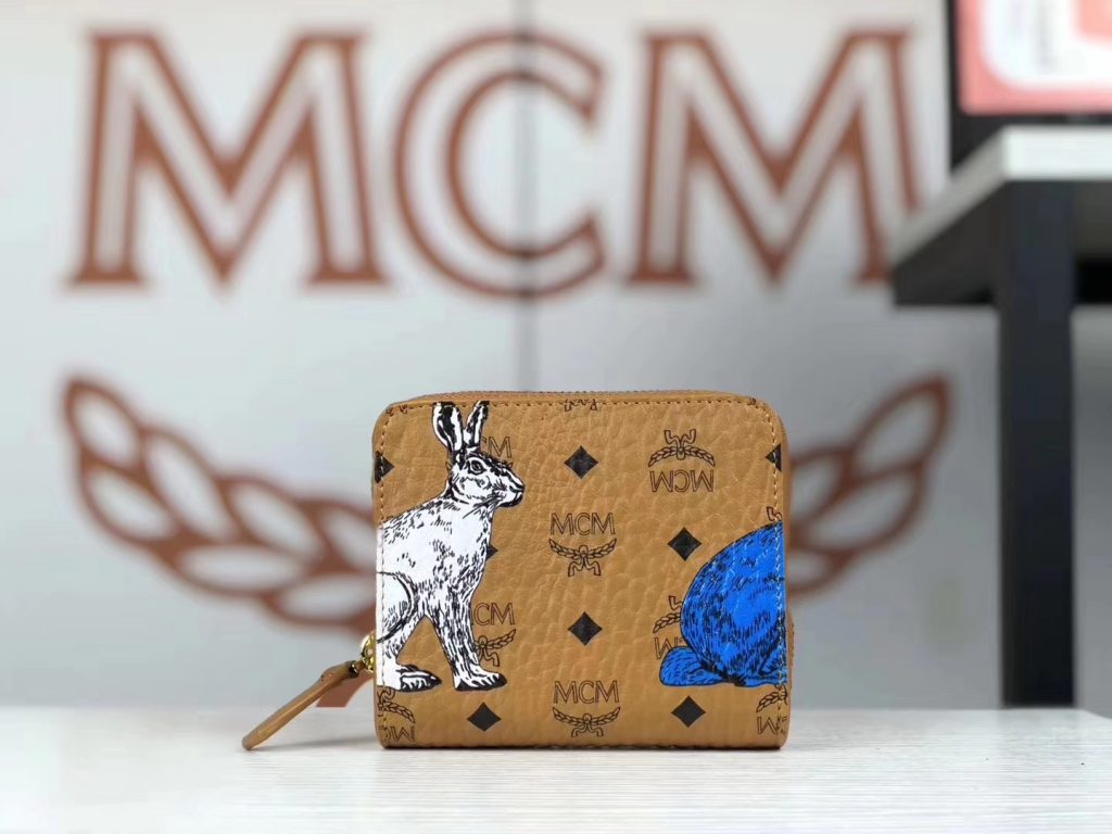 MCM 捉迷藏兔子 mini 钱包（土黄）实用的拉链钱包设计有现金夹层及多个卡槽  拉链闭合 金属色调五金件 织物衬里
