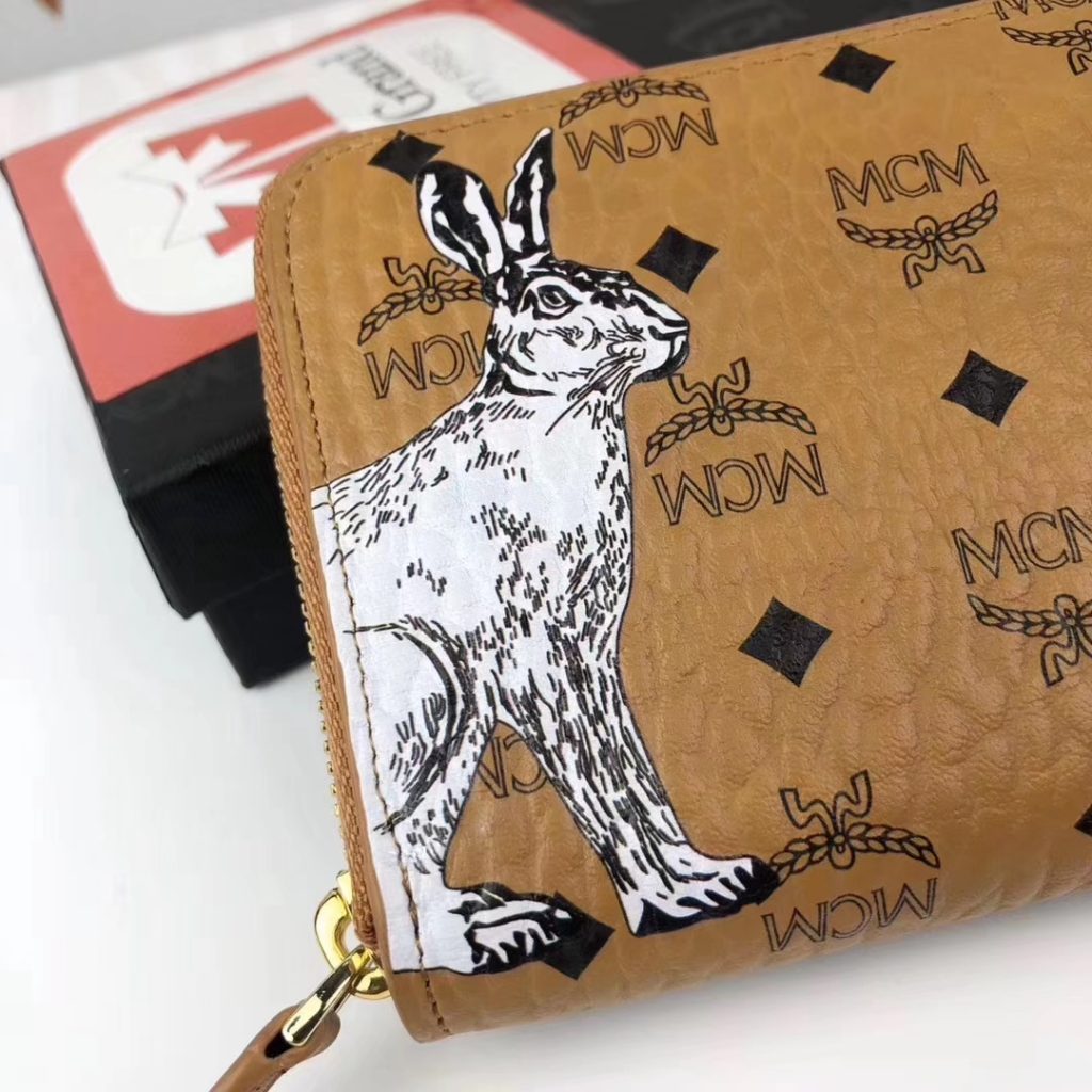 MCM 19秋冬新款 Rabbit 捉迷藏兔子拉链钱包（土黄）以潮流风格为设计理念