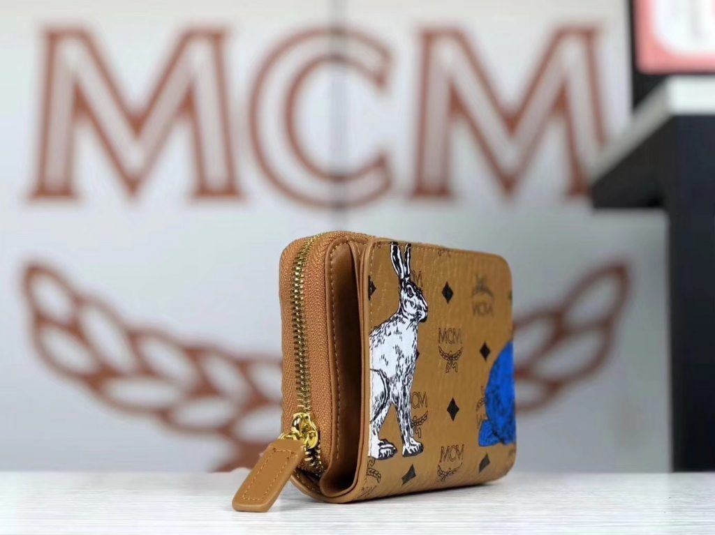 MCM 捉迷藏兔子 mini 钱包（土黄）实用的拉链钱包设计有现金夹层及多个卡槽  拉链闭合 金属色调五金件 织物衬里
