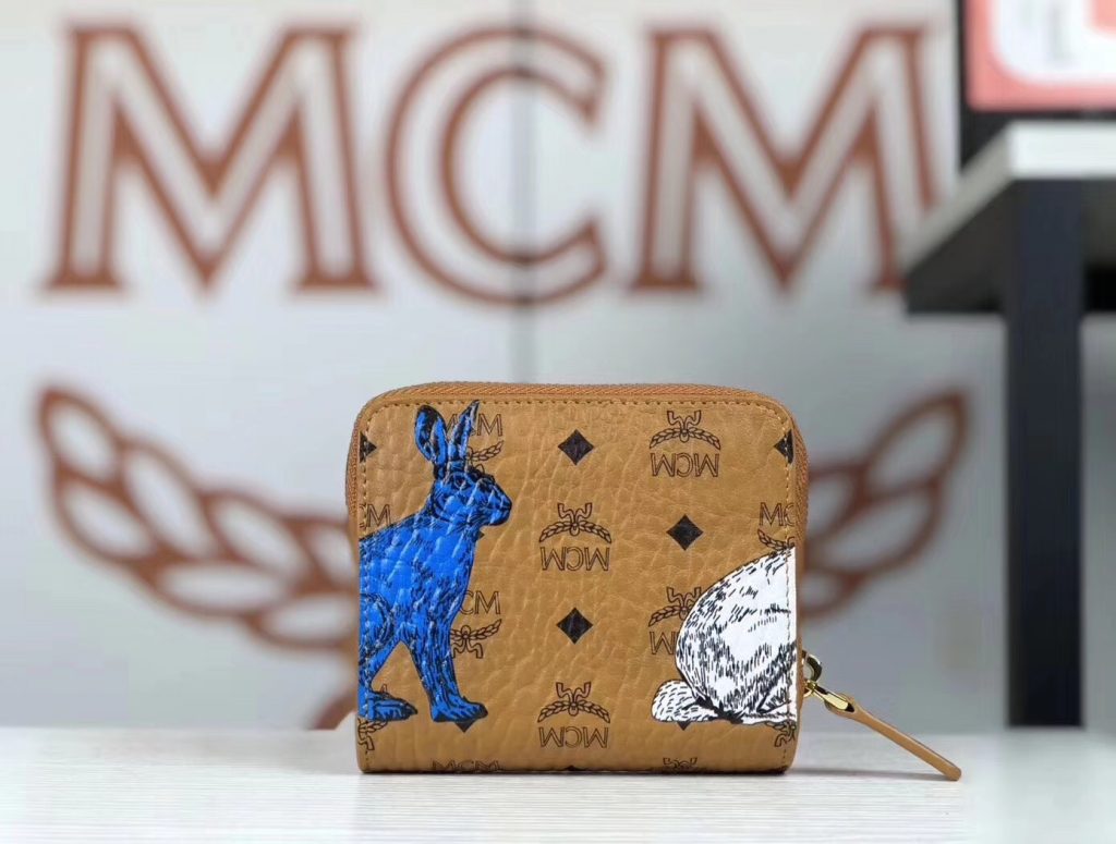 MCM 捉迷藏兔子 mini 钱包（土黄）实用的拉链钱包设计有现金夹层及多个卡槽  拉链闭合 金属色调五金件 织物衬里
