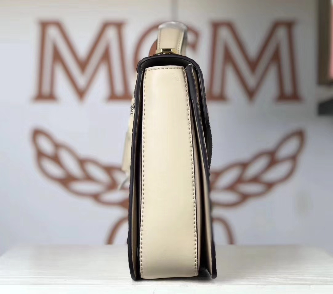 MCM Patricia斜挎包 Visetos涂层帆布精心制作 侧面饰有精致的皮革装饰