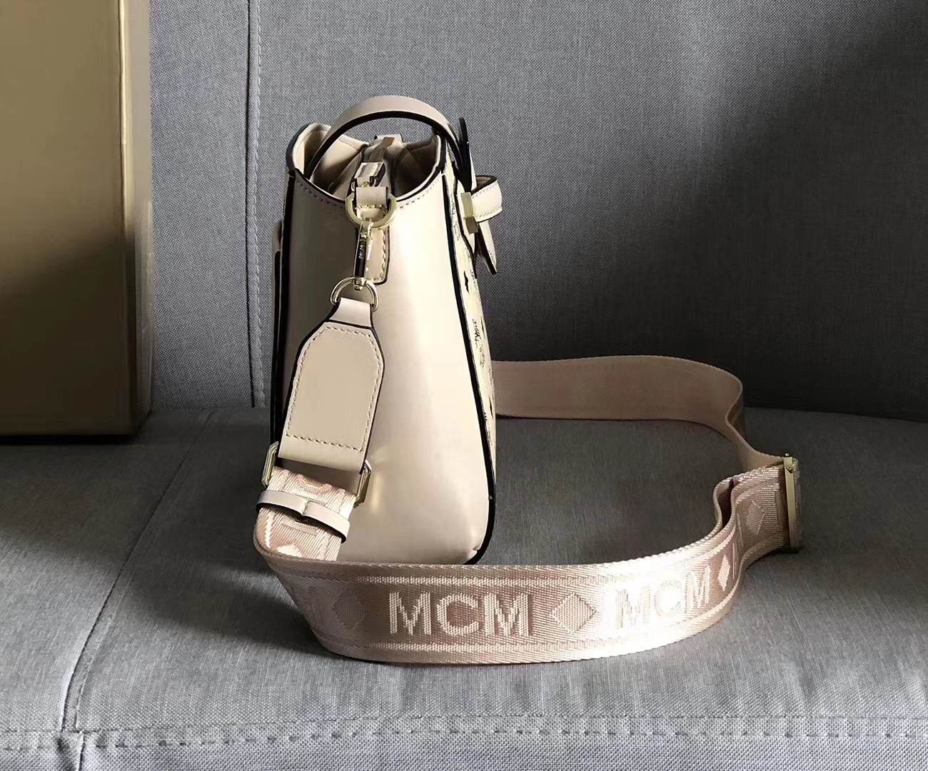 MCM新款 Essential斜挎包 经典Visetos材料制成 磁吸搭扣闭合