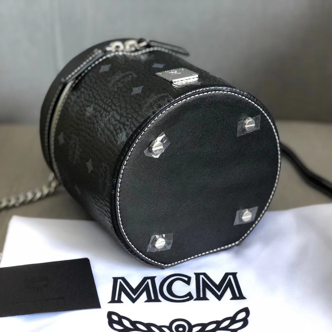 【￥450】MCM新款Visetos圆柱体斜挎包 法国Nappa牛皮革制成 双向拉链闭合设计