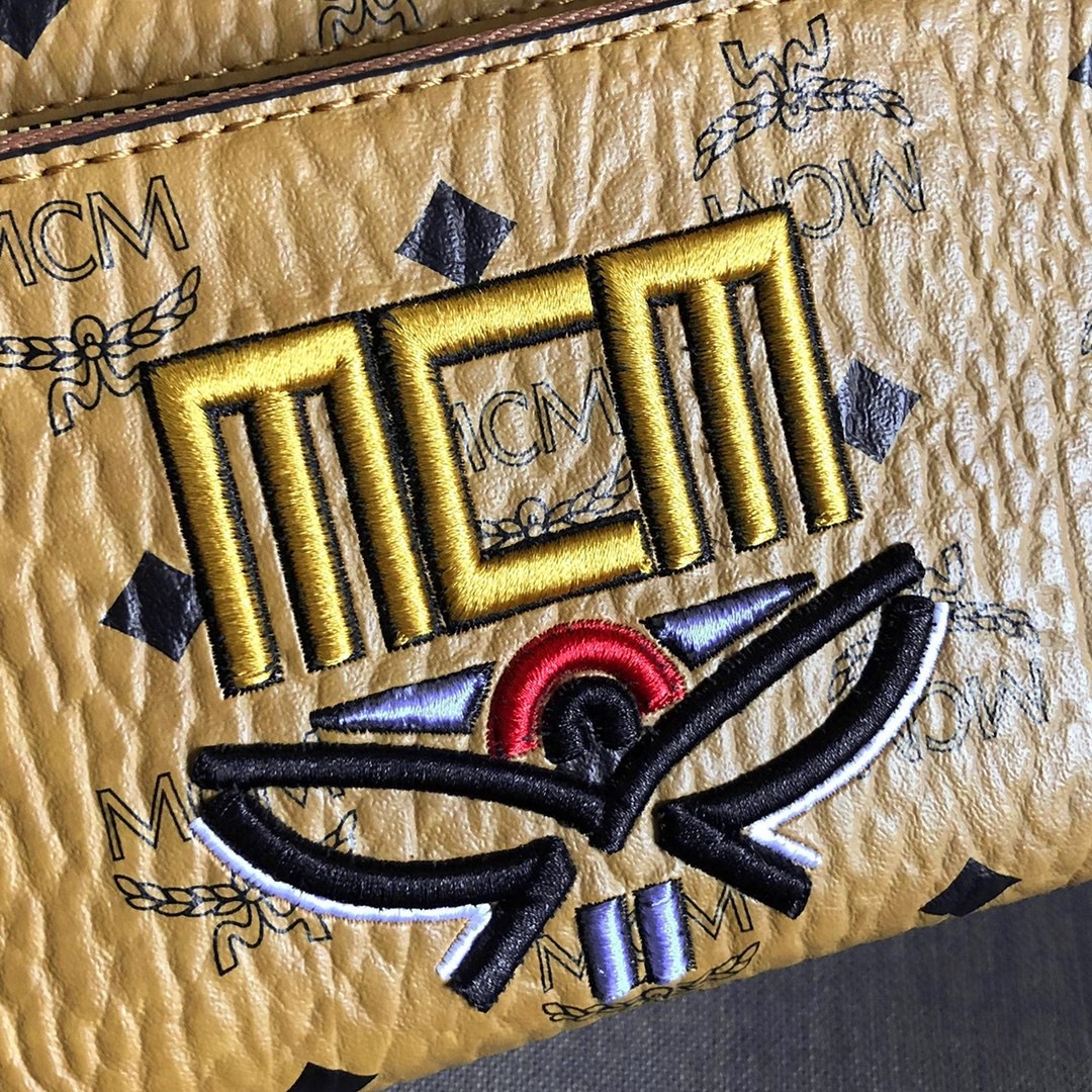 【￥420】MCM Visetos Klassik斜挎包 金属色调五金件 织物衬里 皮革饰边
