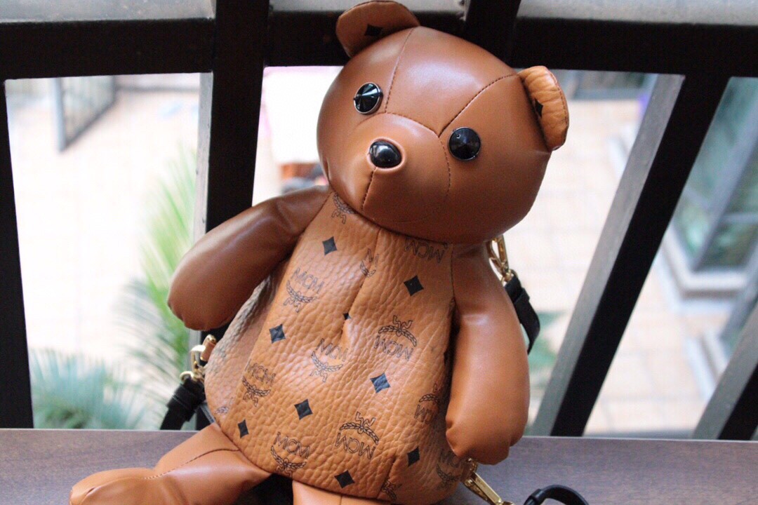 【￥390】MCM包包 Bear Doll熊娃娃系列 肩带多元化 Visetos印花涂层帆布制作